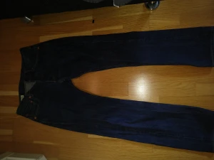 Levis 501 - Levis 501 i bra skick, måttligt använda. Storlek W 29 L 32 Pris 300 kr