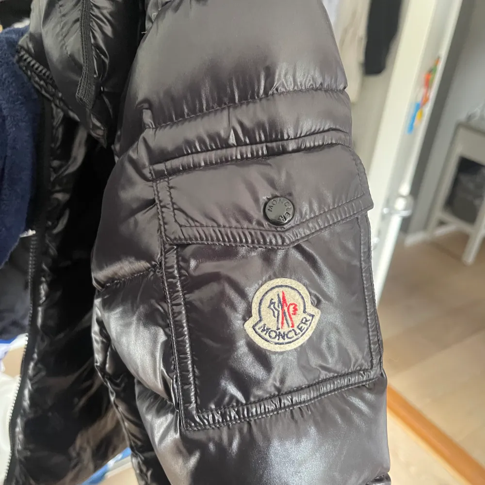 En moncler maya som endast är använd 3 ggr! Köpt för kanske 3 årsen på NK i Göteborg. Superfin verkligen, i storlek 3 som motsvarar en S/M. Jackor.