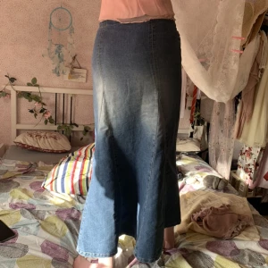 Lång jeanskjol - Lång jeanskjol från märket Fornarina i fint skick 