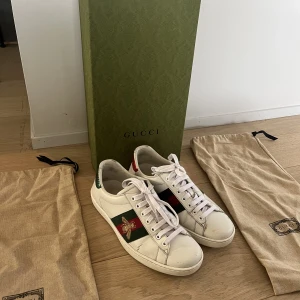 Gucci Ace Skor 39 1/3 - Ett par riktigt feta Gucci skor som är i 9/10 skick och extremt snygga🔥 nypris 7499, mitt pris 4500kr