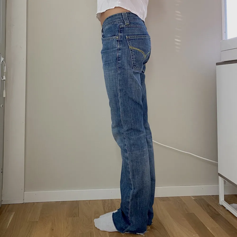 Så coola lowwaist jeans!! Passar S men även XS💕🪩 bra skick🙌 stora najs bakfickor. Jeans & Byxor.