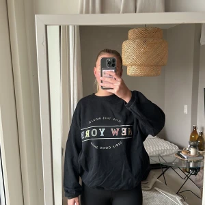 Sweatshirt med tryck  - Sweatshirt från Pull & Bear med tryck fram. 