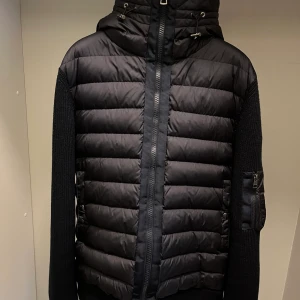 Moncler cardigan  - Moncler cardigan sparsamt använd cond 7,5/10 i marinblå, strl xl passar även M/L Ny pris: 10805kr mitt pris 5500kr 