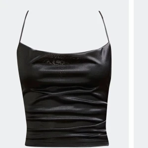 Topp från bikbok - Strl M men går att justera bak