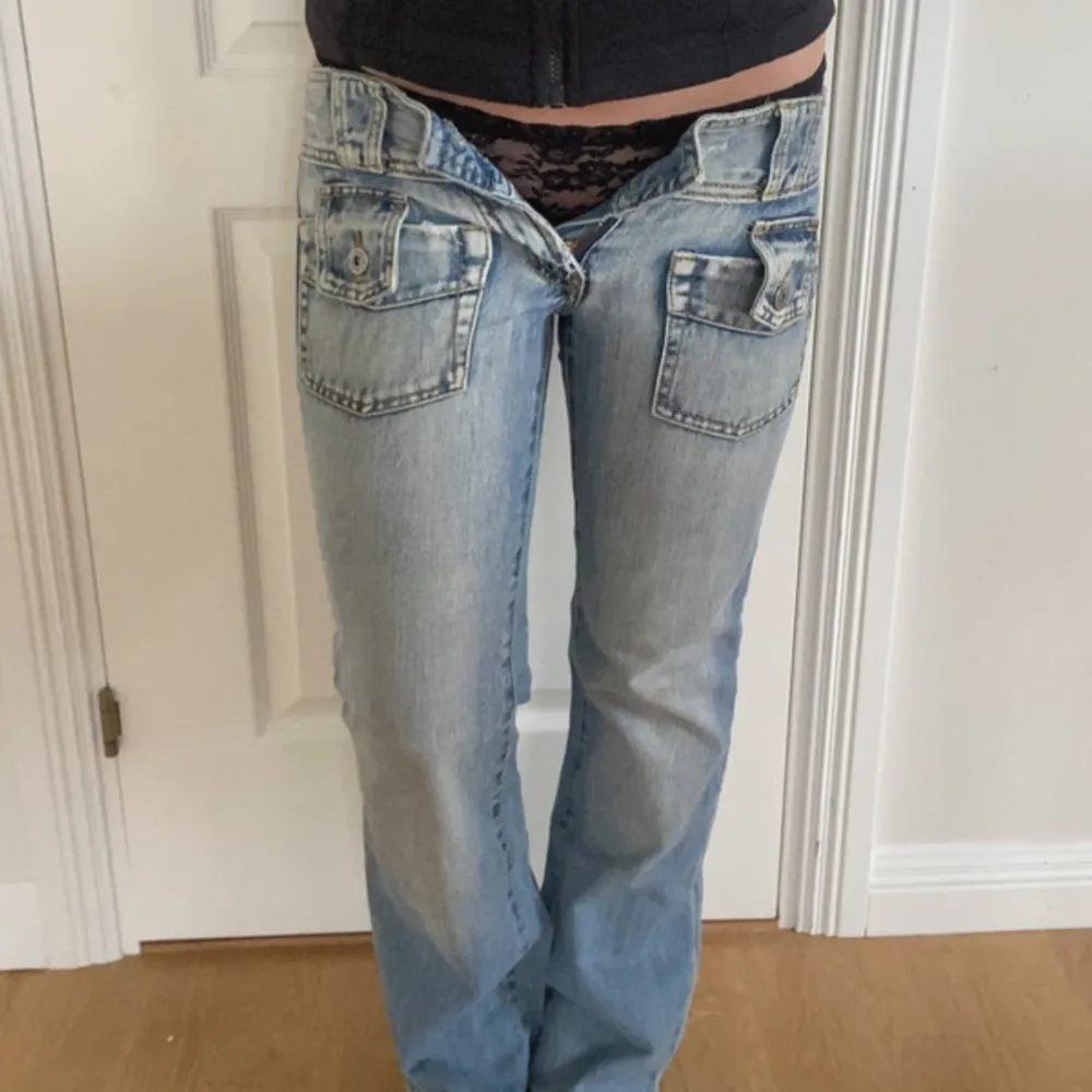 Skit snygga bootcut jeans🩷🩷🩷midjan tvärs över 40 cm, innerben 70. Jeans & Byxor.