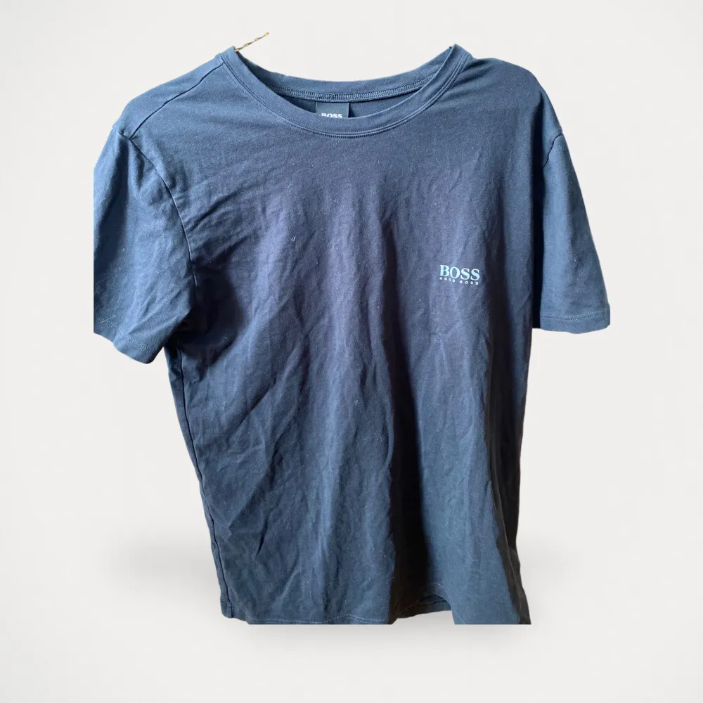 T-shirt från Boss. Helt ny, men utan prislapp.  Storlek: S Material: Boss. T-shirts.