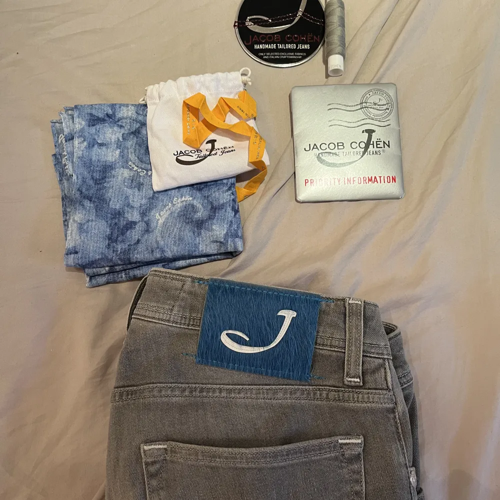 Handsydda jeans från Jacob Cohen i storlek 32 . Jeans & Byxor.