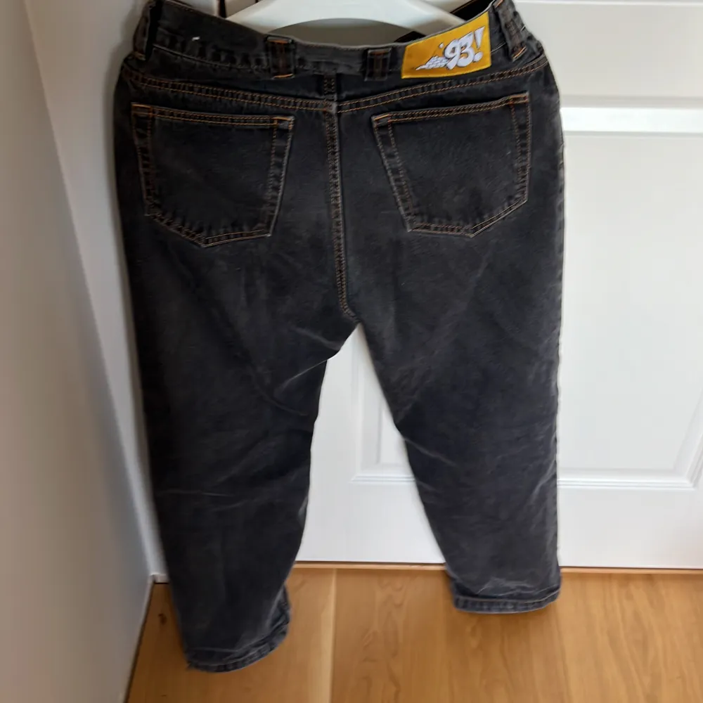 Riktigt feta 93 denim jeans i färgen grå. Bra skick och pris kan diskuteras . Jeans & Byxor.