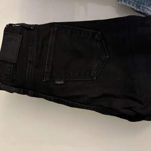 levis jeans i modell 720, de är storlek 25 och är i fint skick!