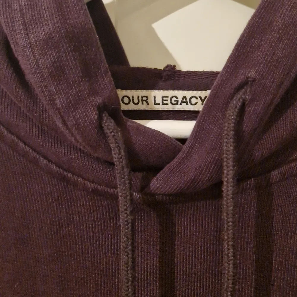 vinröd hoodie från Our Legacy, nypris ca 2000kr. sitter oversized, riktigt bra kvalitét  obs, ingen ficka på denna hoodie använd 3-4 gånger 9/10 condition.. Hoodies.