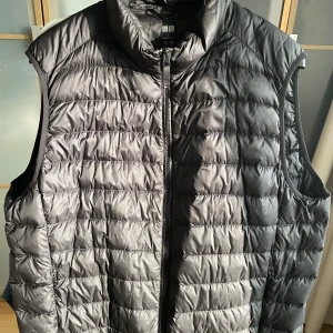 Uniqlo väst - Säljer min uniqlo väst, den är använd en del men är fortfarande i bra skick.