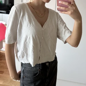 vit trekvartströja - Fin vit trekvartströja med knappar. Den är vintage och i storlek L, den sitter rätt oversized på mig så den passar XS-L beroende på hur oversized du vill ha den. Den är i mycket bra skick. Hör av dig om du undrar något☺️👋🏼✨🤍