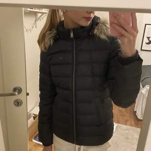 Säljer denna helt oanvända Tommy hilfiger jackan. Köptes för ett tag sen men aldrig blivit av att jag använt den vilket är synd för att det är en fin jacka. 