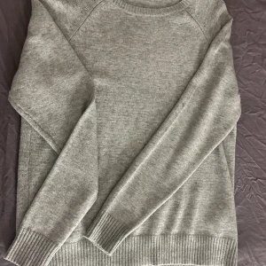 Tröja  - Tröja från only andlig använd Nypris:299kr