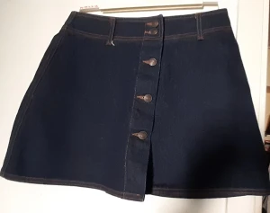 Jeanskjol - Oanvänd kjol i kraftig denim. Storlek M