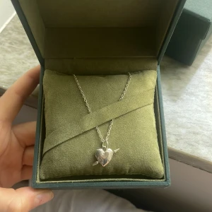 Maria Nilsdotter halsband❤️ - Hjärt halsband från Maria, sparsamt använda - mycket bra skick. Nypris är ca 3000kr. Mitt pris är 2300kr, pris kan diskuteras vid snabb affär.❤️
