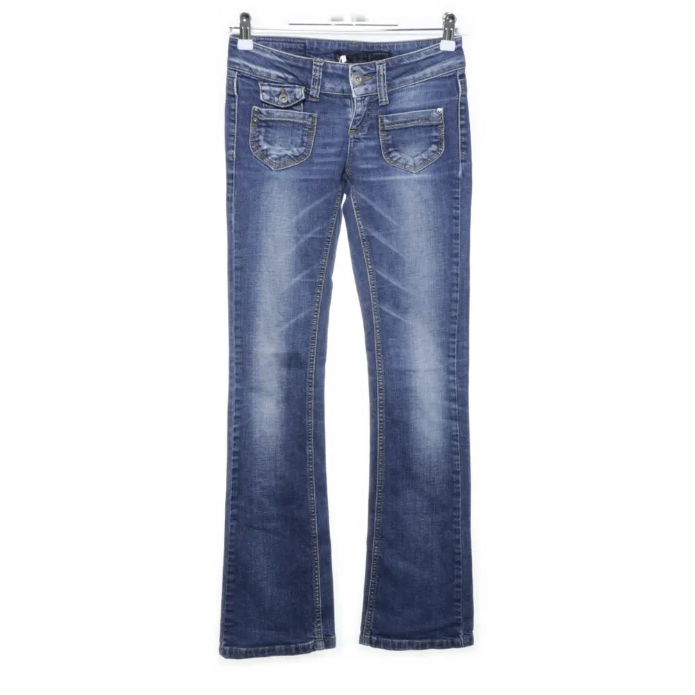 Säljer nu dessa coola eftertraktade lågmidjade jeans från only i storlek 25/32. Hör av er för egna bilder eller andra frågor💓. Jeans & Byxor.