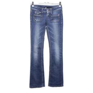 Säljer nu dessa coola eftertraktade lågmidjade jeans från only i storlek 25/32. Hör av er för egna bilder eller andra frågor💓