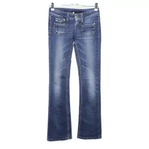 Säljer nu dessa coola eftertraktade lågmidjade jeans från only i storlek 25/32. Hör av er för egna bilder eller andra frågor💓