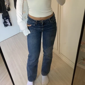 Zara jeans - Ett par zara jeans i storlek 34, xs. Mid waist o mörkblå wash.  Används ej o säljds därför. 💓