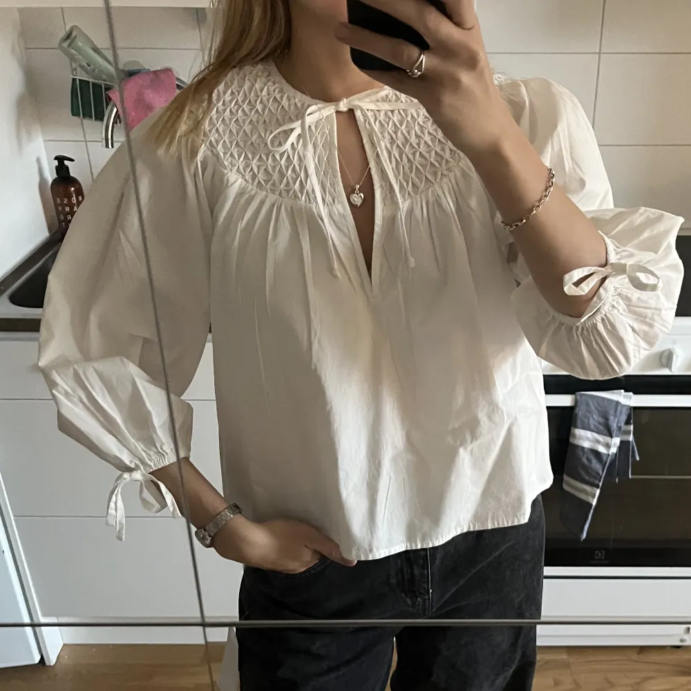 Söt vit liten blus från NA-KD💓aldrig använd. Blusar.