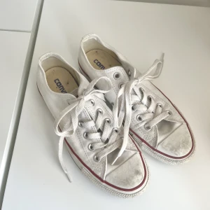 Vita Converse - Vita låga Converse i storlek 37! Lite slitna men har varken hål eller fläckar som inte borde gå bort om man tvättar de lite lätt💓