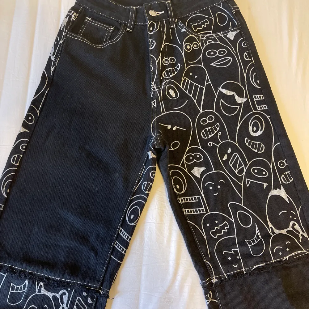 Säljer dessa coola jeans ifrån shein. Storlek xxs och väldigt baggy. Massa söta små monster på och coola detaljer. Säljer då jag inte använder dem längre för att jag har bytt stil💗. Jeans & Byxor.