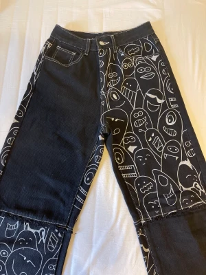 Coola jeans - Säljer dessa coola jeans ifrån shein. Storlek xxs och väldigt baggy. Massa söta små monster på och coola detaljer. Säljer då jag inte använder dem längre för att jag har bytt stil💗