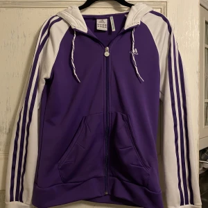 Adidas zipup - Lila/vit adidas zipup, lite träningsmaterial. Bra skick