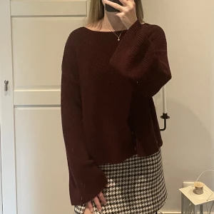 Stickad tröja  - Vida armar.  Har släppt lite i materialet (se bild 2.)