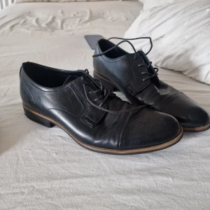 Fin skor  - Fin skor i storlek 41 säljes i använt skick . 