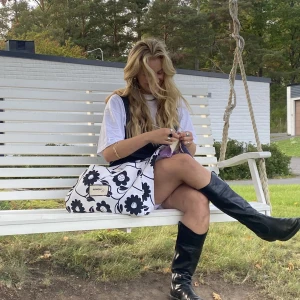 HemCod väska - Jag syr handsydda väskor av återvunna tyger. Kunden själv får bestämma hur väskan ska se ut. In och kika på min Instagram för att veta mer & beställa @hem.cod❤️‍🔥