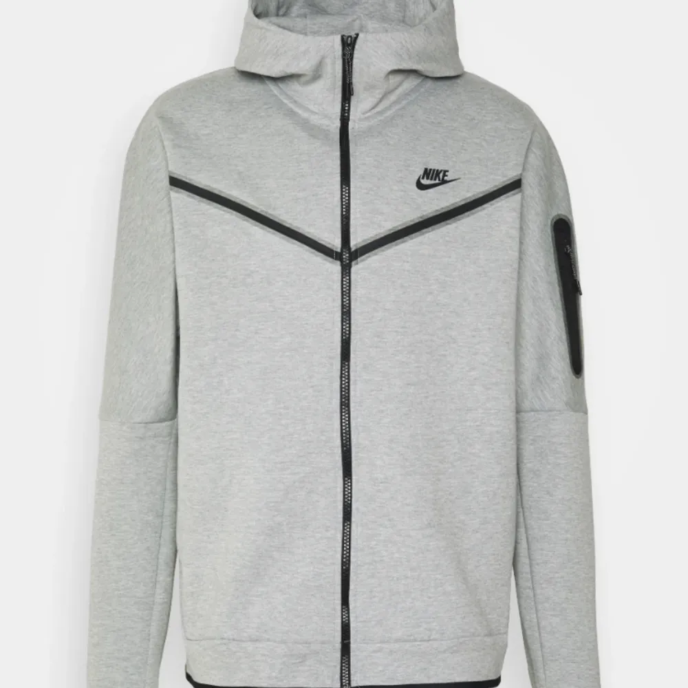 Säljer min Nike tech fleece då den inte är min stil längre, nästan helt oanvänd. Original pris 1100.. Hoodies.