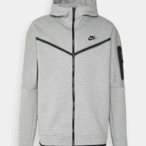 Säljer min Nike tech fleece då den inte är min stil längre, nästan helt oanvänd. Original pris 1100.