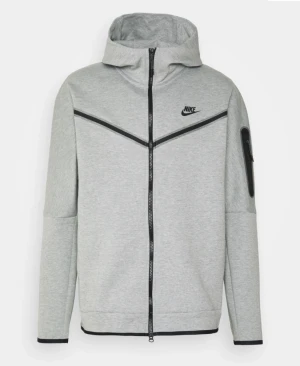 Nike tech fleece - Säljer min Nike tech fleece då den inte är min stil längre, nästan helt oanvänd. Original pris 1100.