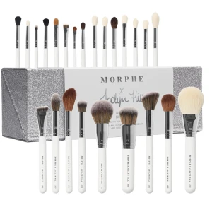 Jaclyn Hill Morphe borstar  - Säljer mina Morphe x Jaclyn Hill bortskit. Vissa är som nya och andra lite mer använda, har lite fläkar på handtaget, eller text som skavts bort.  Säljer allt tillsammans helst Säljs i befintligt skick. Kan fraktas Skickar gärna bilder vid förfrågan. 
