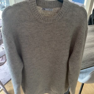 Stickad Sweatshirt - Stickad Sweatshirt! Perfekt till vintern/hösten.