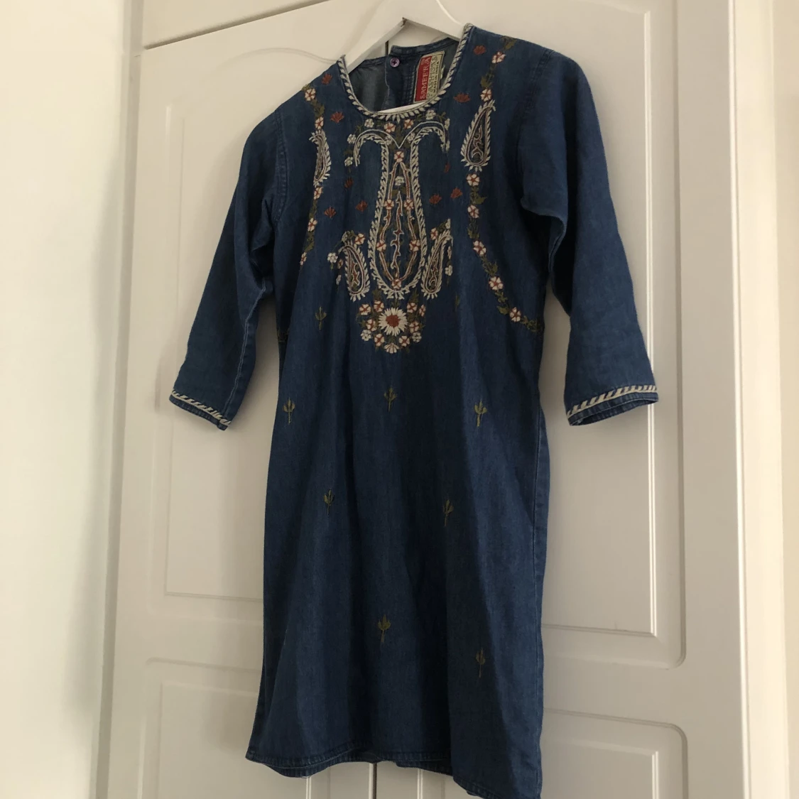 Broderad jeansklänning - 90