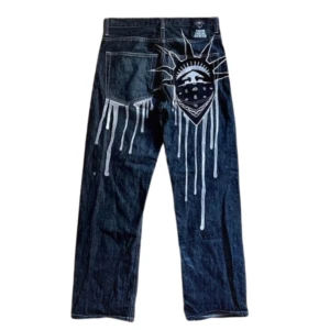 Your Local Dealer Jeans - Galet snygg design från ”Your Local Dealer” varan är i väldigt bra skick. Väldigt retro och drainigt. Cop så ångrar du dig inte. Pris kan diskuteras…