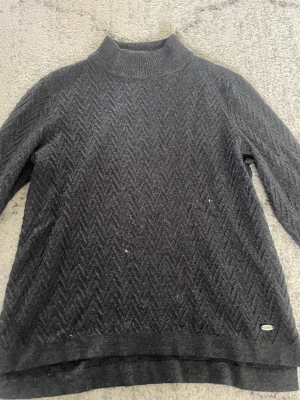 Stickad tröja  - En jätte fin tröja ifrån Donner vilket är ett fint märke. Använd typ 3 gånger så den är i väldigt fint skick!🫵🏼❤️