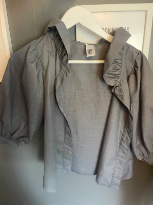 Jeans kofta - Säljer denna sjukt fina jeans kofta! Den är sjukt fin men aldrig använd. Man kan styla med tex vit tröja eller ha den som blus!🫶