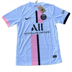 PSG fotbollströja  - Psg tröja, från säsongen 20/21! Går ej att köpa ny längre i butik! Lapparna kvar och kan gå ner i pris vid snabb affär! Fler bilder i DM!🙌💫