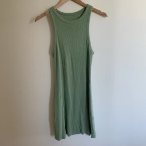 Klänning - Använt några gånger, har mest haft den på stranden. Står att det är M/L men skulle klassa den som S/M istället.