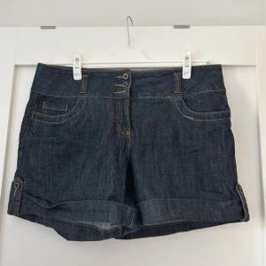 Säljer mammas shorts  Mörkblå jeans shorts 