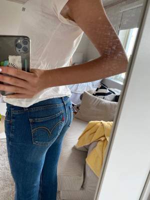 Lågmidjade jeans från Levis! Jätte fina i bra skick, säljer pågrund av de blivit förkorta ( har fler jeans som jag säljer så går gärna in och titta på dem)💞storlek xs-s, jag är 167 skulel nog passa någon som är 160-165! Priset kan diskuteras!