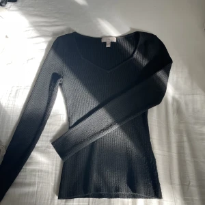 Tröja - Säljer denna jättesnygga ribbade tröjan från H&M! Använd bara någon få gång så den är i mycket bra skick❕orginalpris 300kr🫶