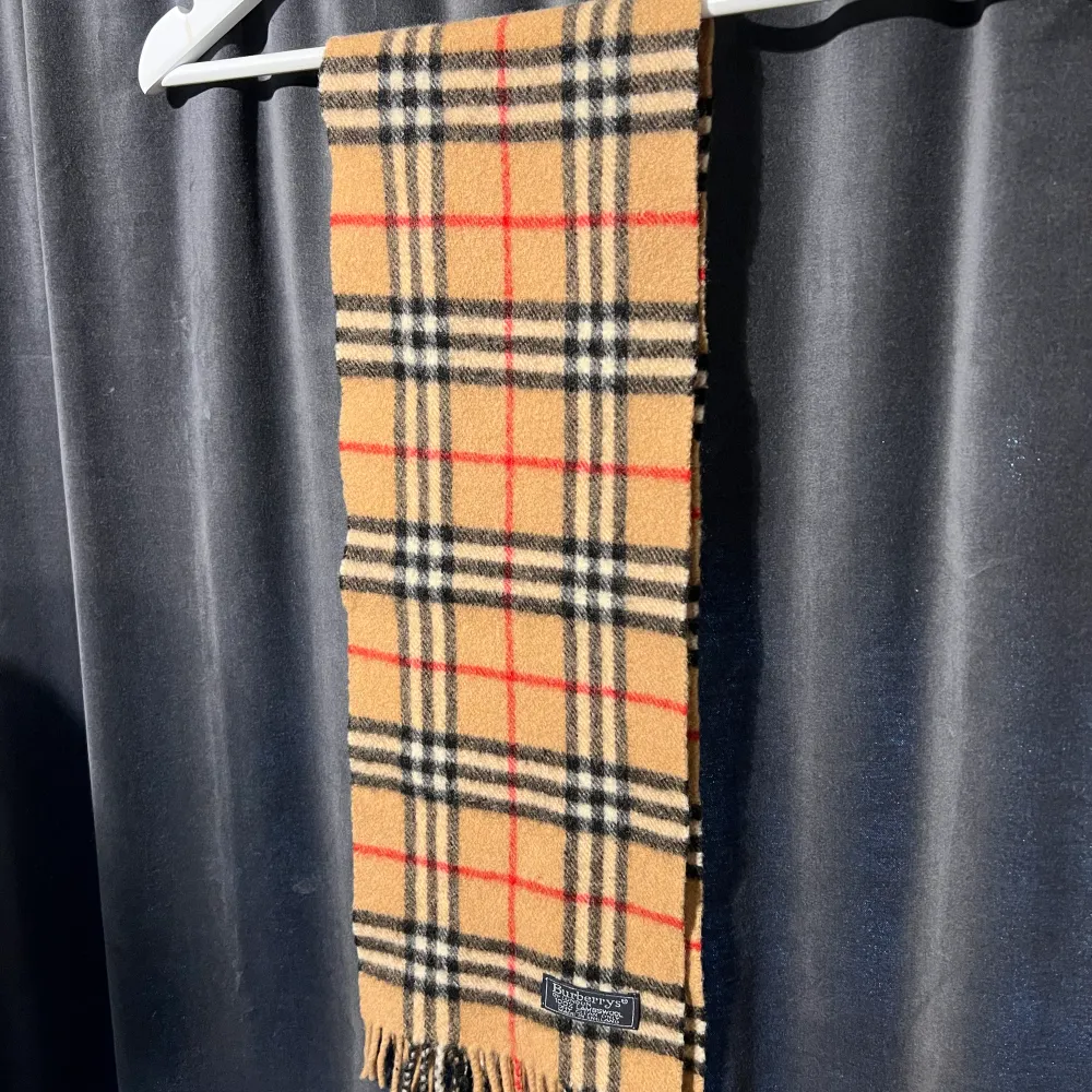 Fin Burberry scarf i en äldre årsmoddel, skick 9/10. Den är ungefär 106cm lång. . Accessoarer.