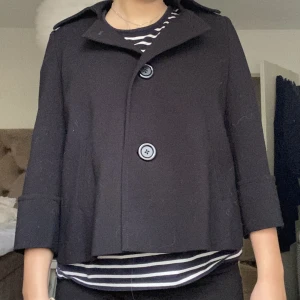 Trekvartsärmad kappa - Superfin svart kappa. Supertrendig Trekvartsärmad. Inga defekter och passar bra på storlek 38/36😊😊😊 hör av vid frågor🫶🏻