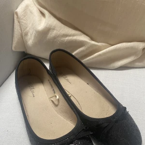 Ballerina skor - Söta svart glittriga ballerina skor i fint skick. Storlek 40. Supersöta uppklätt eller nedklätt💕