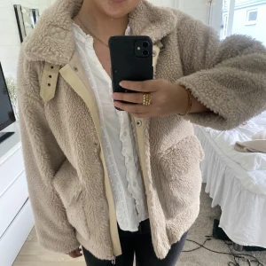 Teddy jacka - Säljer min jätte fina Teddy Jack ifrån na-Kd, då den inte kommer till användning. Den är tjock så värmen håller! Den är samt använd få tal gånger, så den är fortfarande i bra skick!!☺️❄️ Storleken är 34 men jag som är en 38 tycker den fortfarande sitter bra